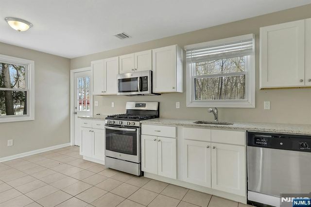 8 Iroquois Avenue, Oakland, NJ 07436