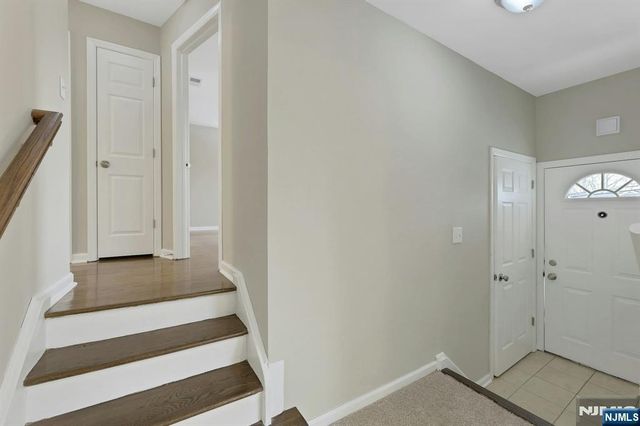 8 Iroquois Avenue, Oakland, NJ 07436