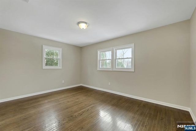 8 Iroquois Avenue, Oakland, NJ 07436