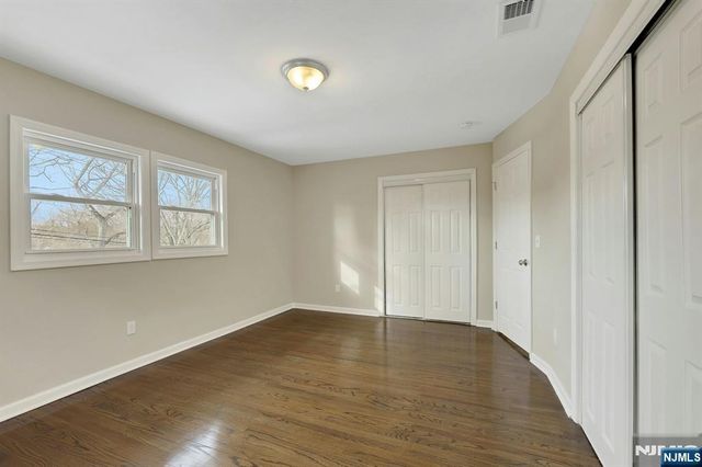 8 Iroquois Avenue, Oakland, NJ 07436