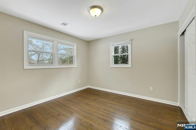 8 Iroquois Avenue, Oakland, NJ 07436