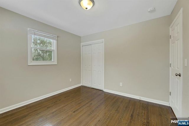 8 Iroquois Avenue, Oakland, NJ 07436