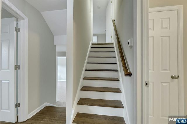 8 Iroquois Avenue, Oakland, NJ 07436