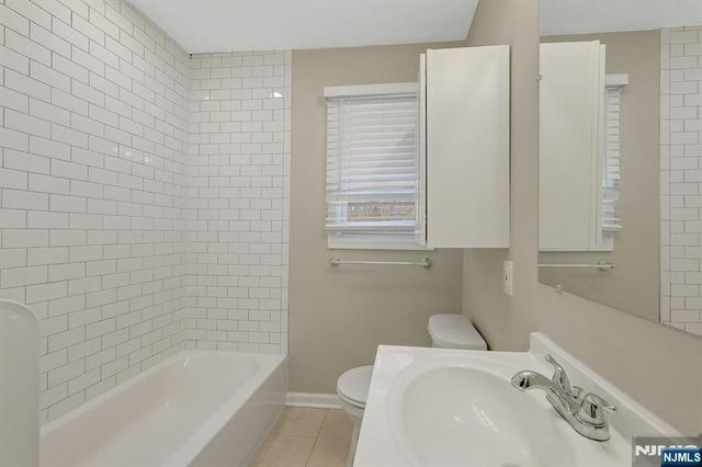 8 Iroquois Avenue, Oakland, NJ 07436