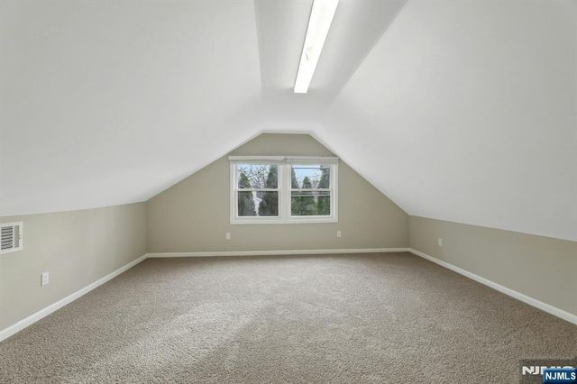 8 Iroquois Avenue, Oakland, NJ 07436