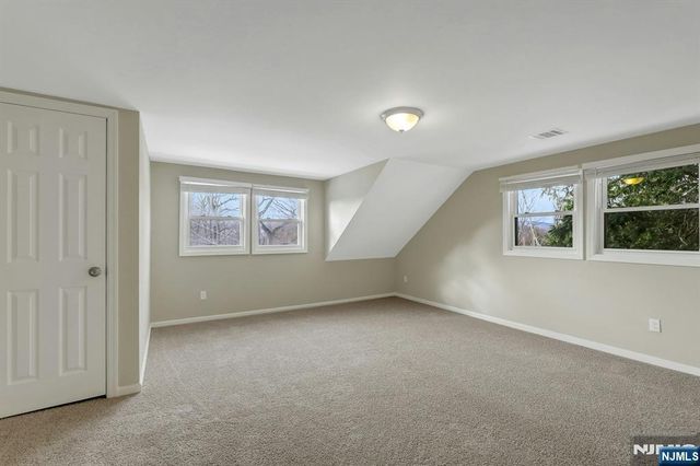 8 Iroquois Avenue, Oakland, NJ 07436