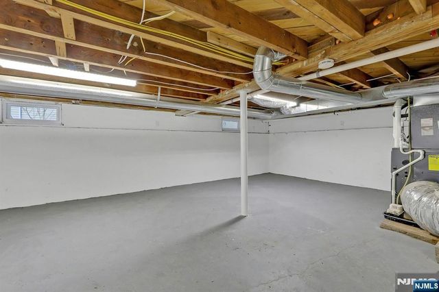 8 Iroquois Avenue, Oakland, NJ 07436