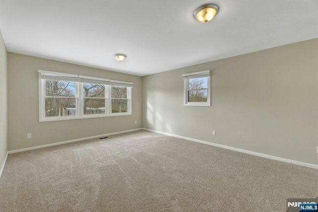 8 Iroquois Avenue, Oakland, NJ 07436