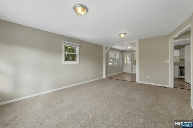 8 Iroquois Avenue, Oakland, NJ 07436