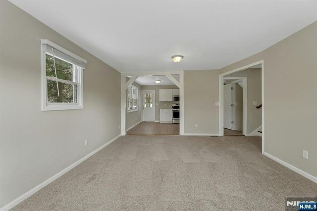 8 Iroquois Avenue, Oakland, NJ 07436