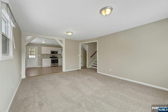 8 Iroquois Avenue, Oakland, NJ 07436