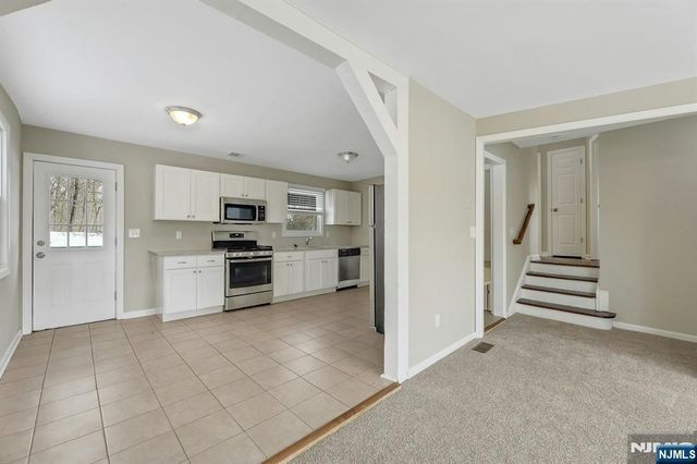 8 Iroquois Avenue, Oakland, NJ 07436