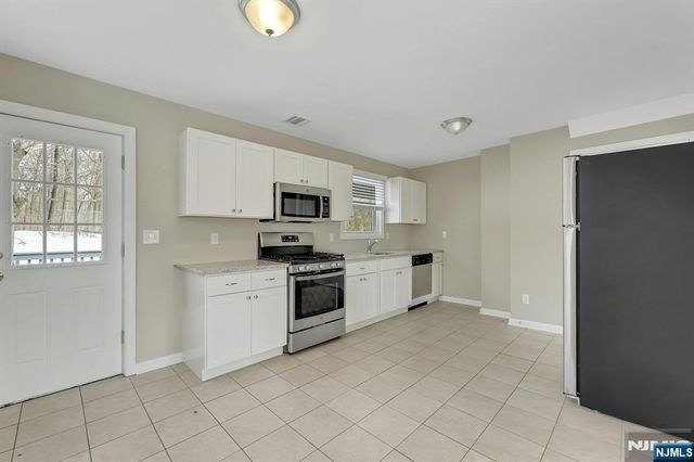 8 Iroquois Avenue, Oakland, NJ 07436