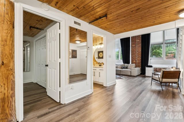 201 S Hoskins Road 111, Charlotte, NC 28208