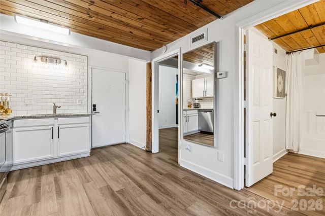 201 S Hoskins Road 111, Charlotte, NC 28208