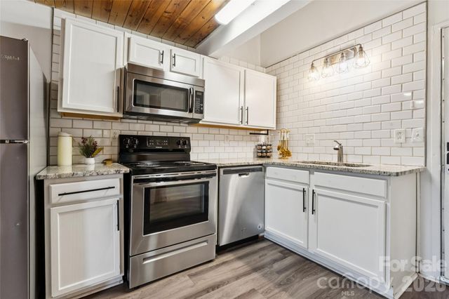 201 S Hoskins Road 111, Charlotte, NC 28208
