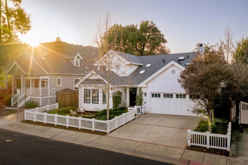 Image 3 of property listing at 247 Edelen Avenue, Los Gatos, CA 95030