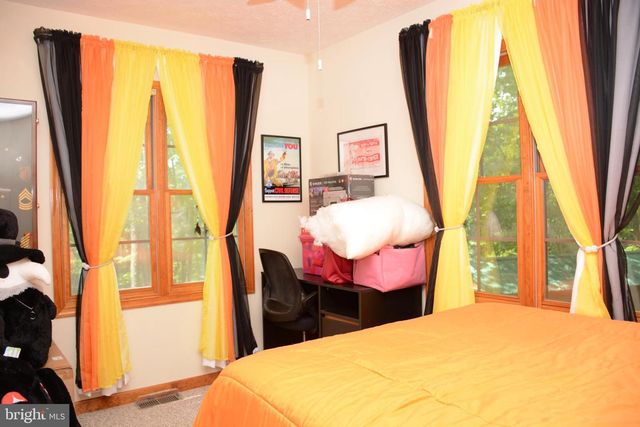 945 WHITE OAK TRL, Paw Paw, WV 25434