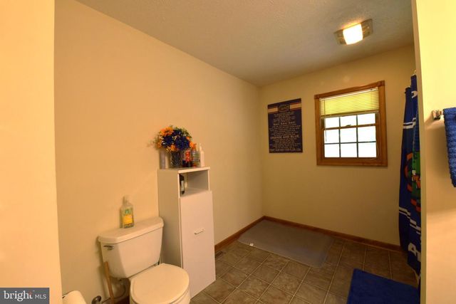 945 WHITE OAK TRL, Paw Paw, WV 25434