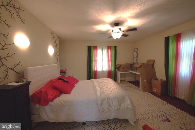 945 WHITE OAK TRL, Paw Paw, WV 25434