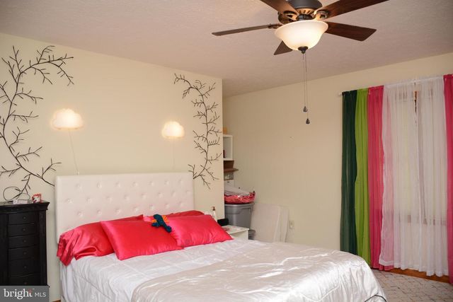 945 WHITE OAK TRL, Paw Paw, WV 25434