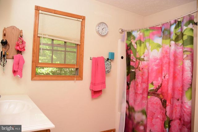 945 WHITE OAK TRL, Paw Paw, WV 25434