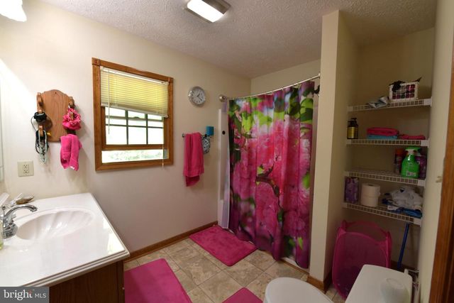 945 WHITE OAK TRL, Paw Paw, WV 25434