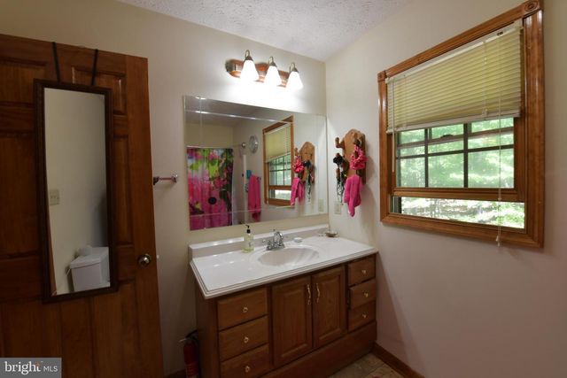 945 WHITE OAK TRL, Paw Paw, WV 25434