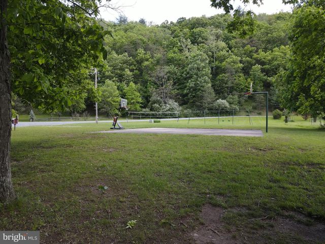 945 WHITE OAK TRL, Paw Paw, WV 25434