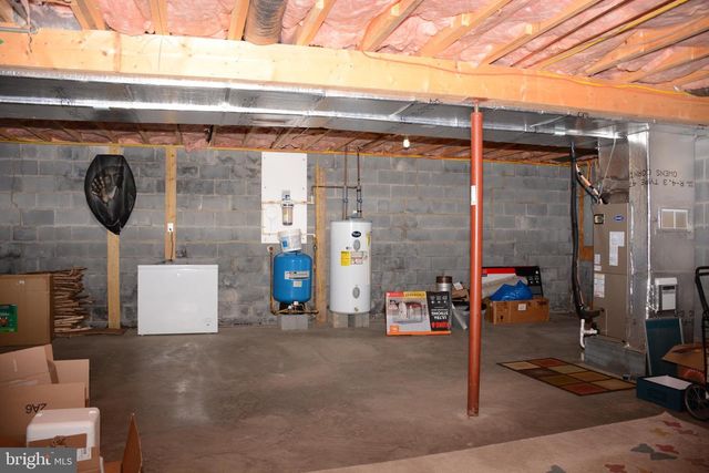 945 WHITE OAK TRL, Paw Paw, WV 25434