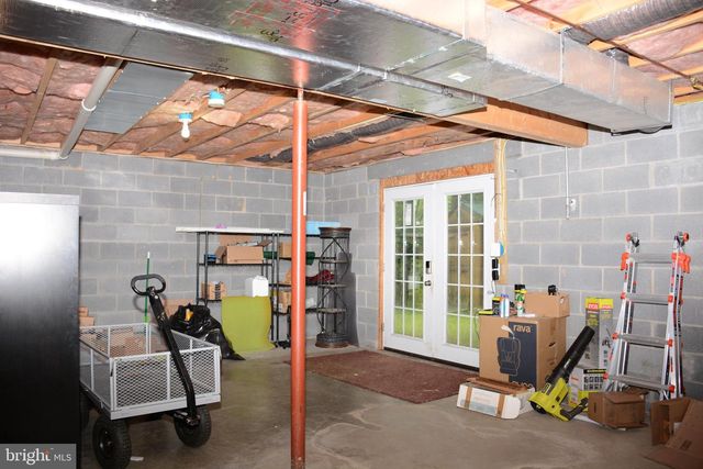 945 WHITE OAK TRL, Paw Paw, WV 25434