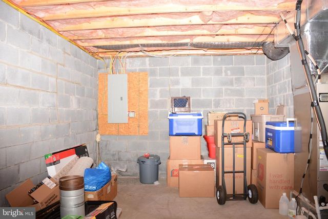 945 WHITE OAK TRL, Paw Paw, WV 25434