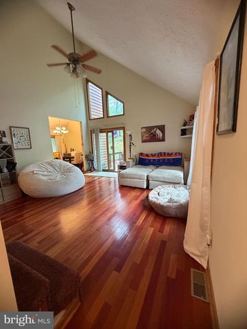 945 WHITE OAK TRL, Paw Paw, WV 25434