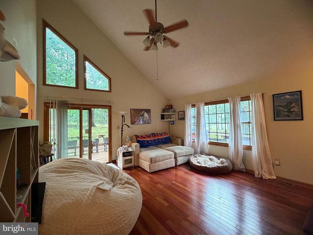 945 WHITE OAK TRL, Paw Paw, WV 25434