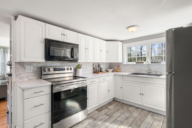 6 Skylark Ave, Plymouth, MA 02360