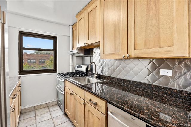 33-34 Crescent Street 7D, Astoria, NY 11106