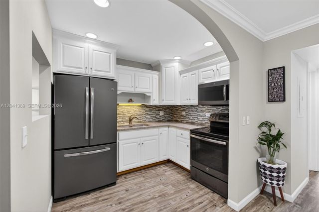111 Shore Court 205, North Palm Beach, FL 33408