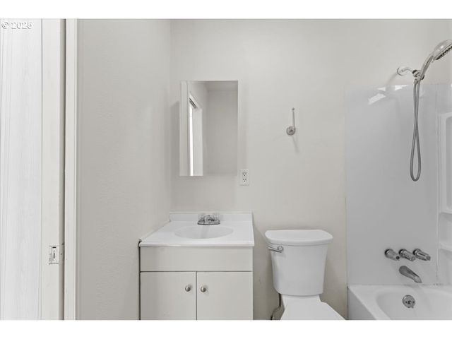 1718 Ne WALNUT Ave, Wood Village, OR 97060