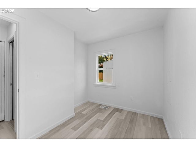 1718 Ne WALNUT Ave, Wood Village, OR 97060