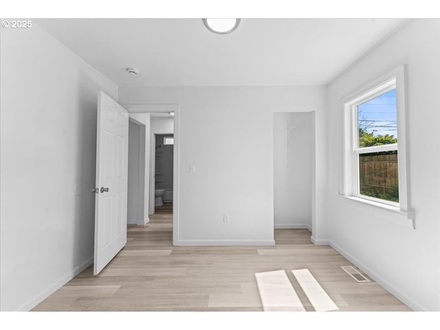 1718 Ne WALNUT Ave, Wood Village, OR 97060
