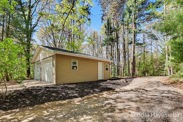 8261 Bush Drive NE, Rockford, MI 49341
