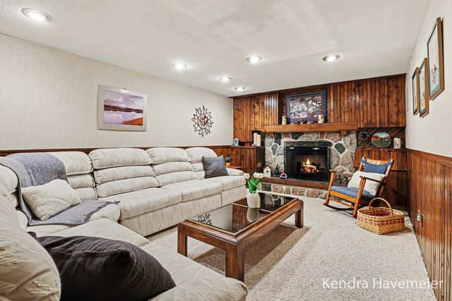 8261 Bush Drive NE, Rockford, MI 49341
