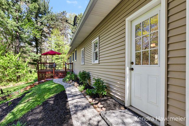8261 Bush Drive NE, Rockford, MI 49341