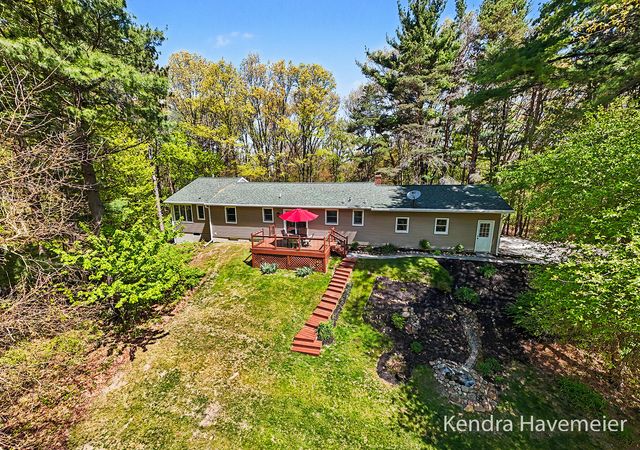 8261 Bush Drive NE, Rockford, MI 49341