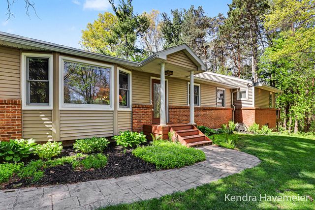 8261 Bush Drive NE, Rockford, MI 49341