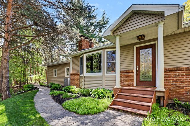 8261 Bush Drive NE, Rockford, MI 49341