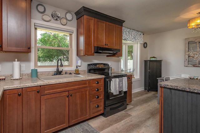 1618 S Wildwood DRIVE, New Berlin, WI 53151