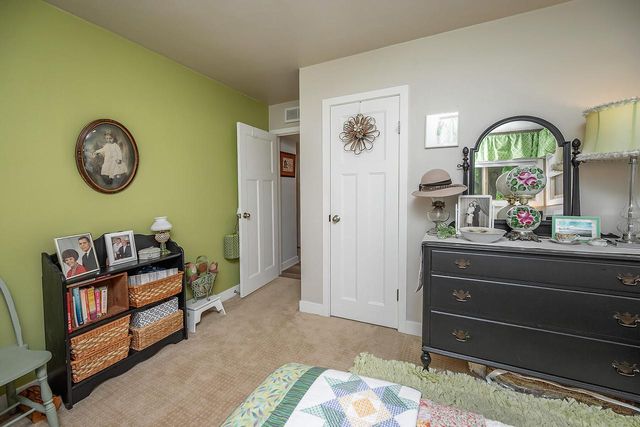 1618 S Wildwood DRIVE, New Berlin, WI 53151