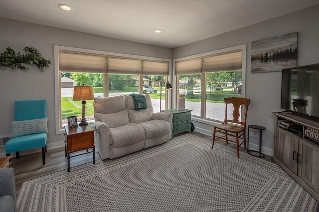 1618 S Wildwood DRIVE, New Berlin, WI 53151