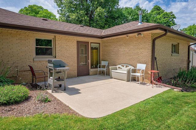 1618 S Wildwood DRIVE, New Berlin, WI 53151